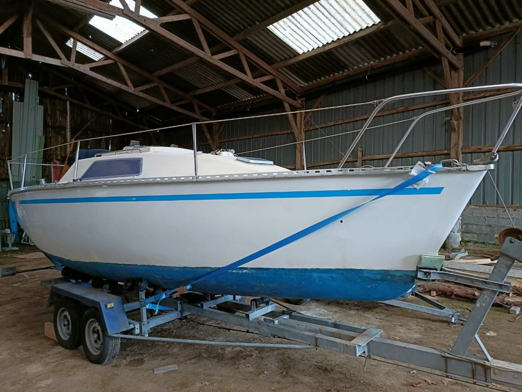 Bateau sur remorque dans un hangar
