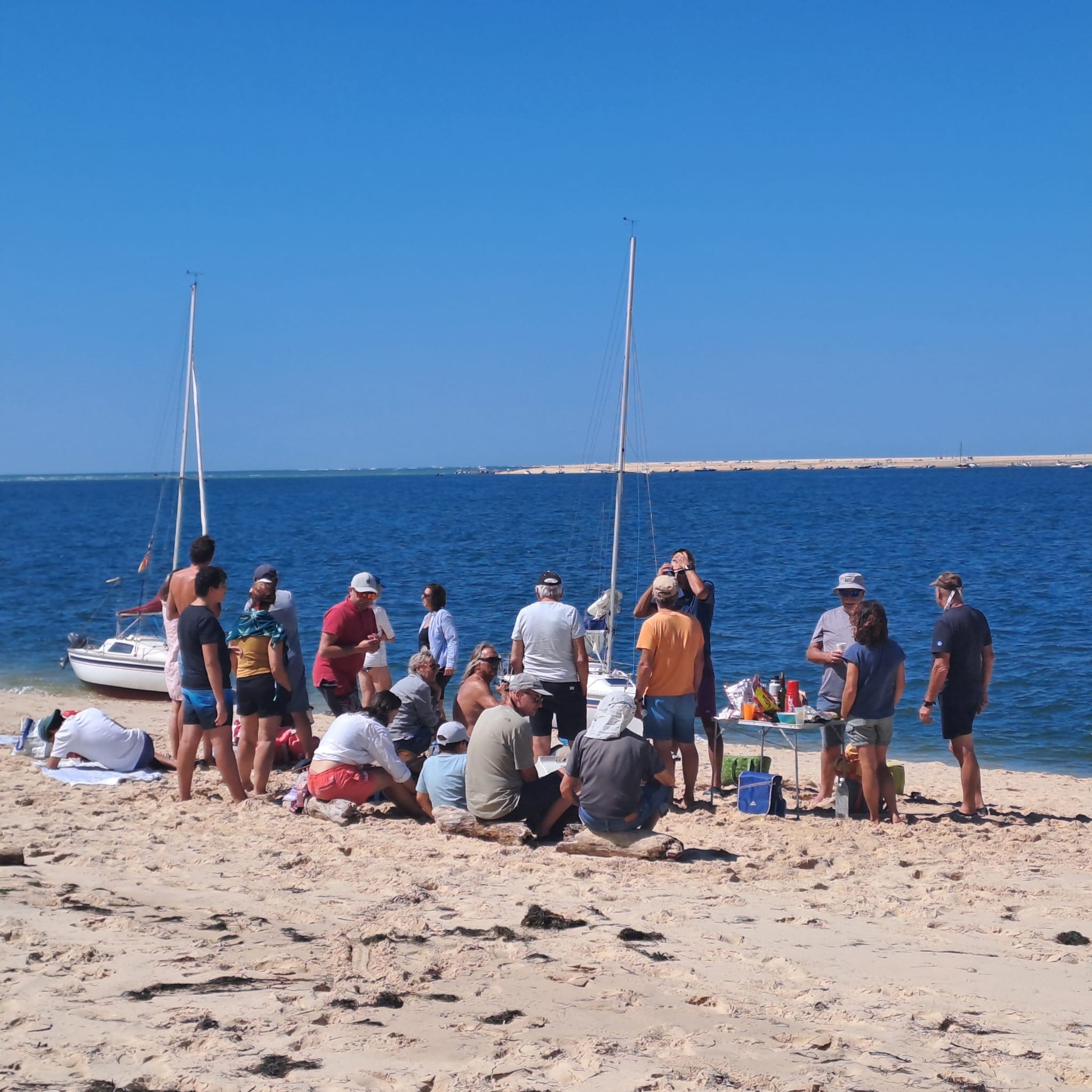 Groupe de personnes sur la plage