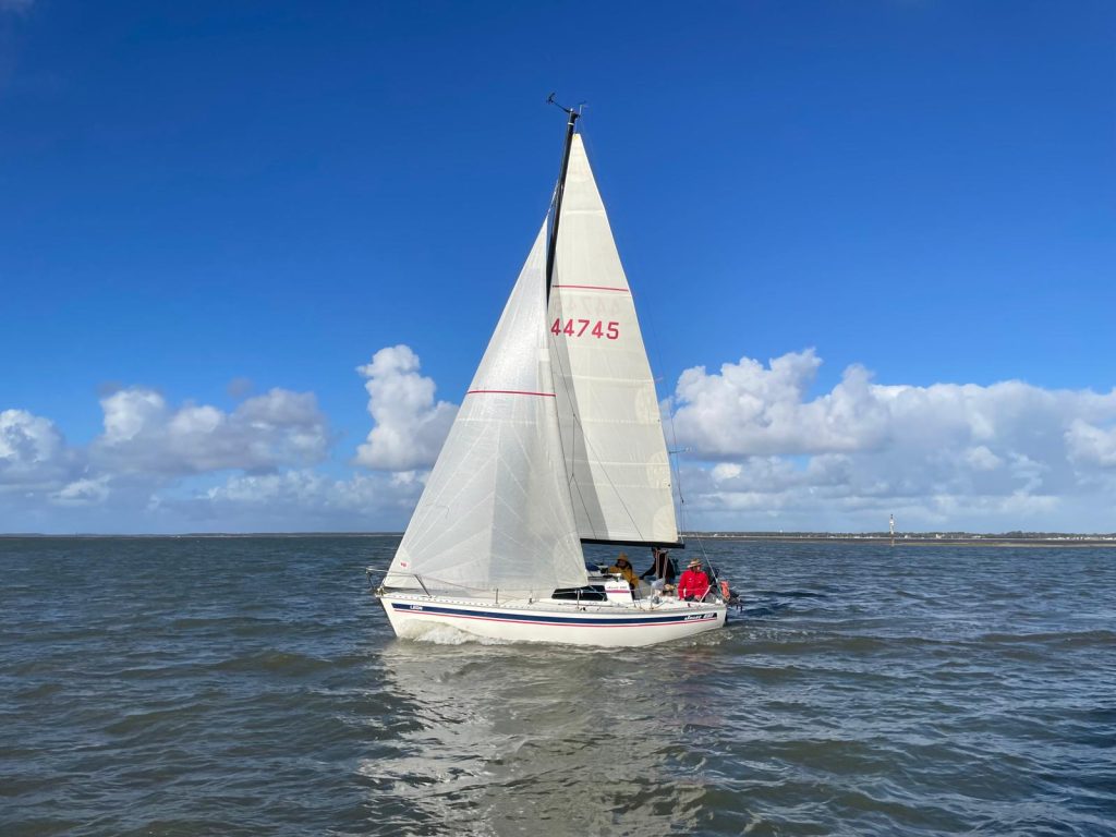 Bateau à voile sur l'eau