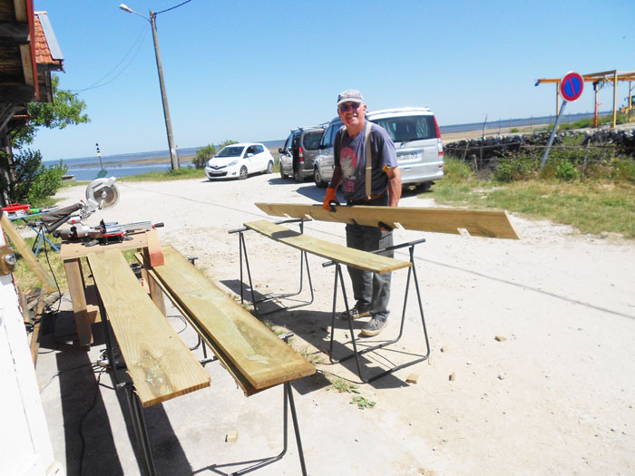 Roger prépare les planches pour le nouveau volet nord